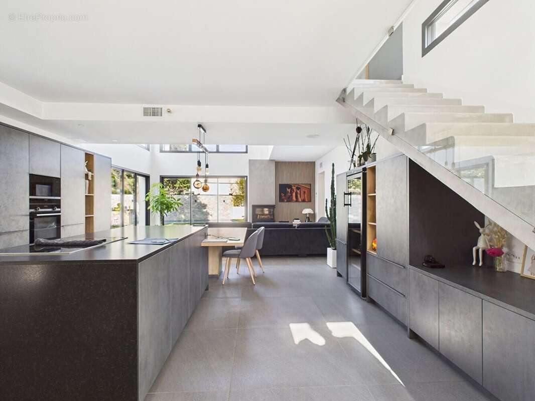 Maison 165 m² à Villeneuve-Les-Avignon  - photo 3