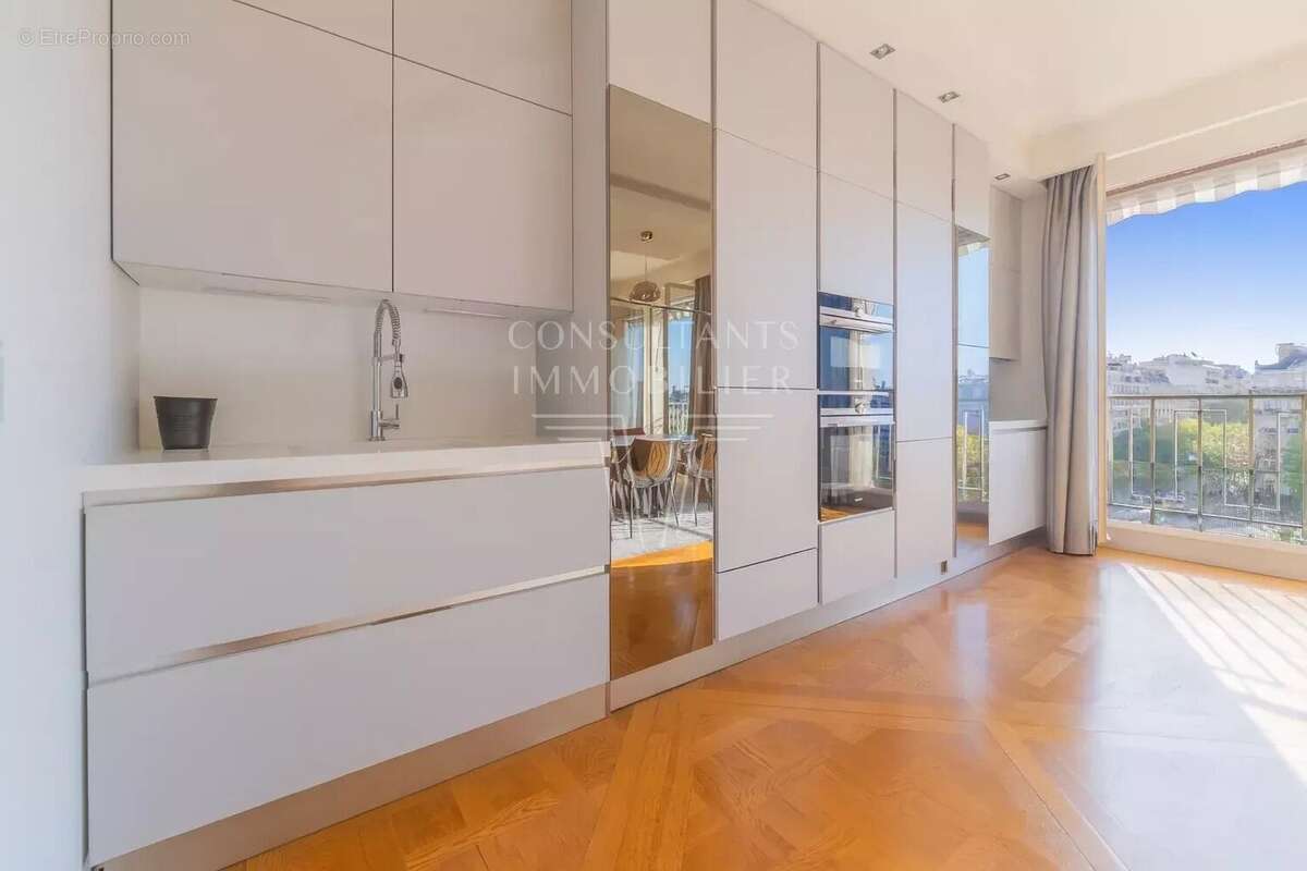 Appartement à PARIS-16E