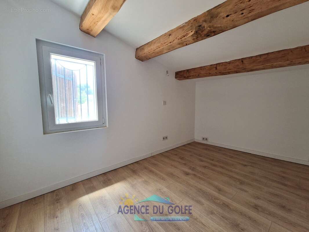 Maison à CEYRESTE