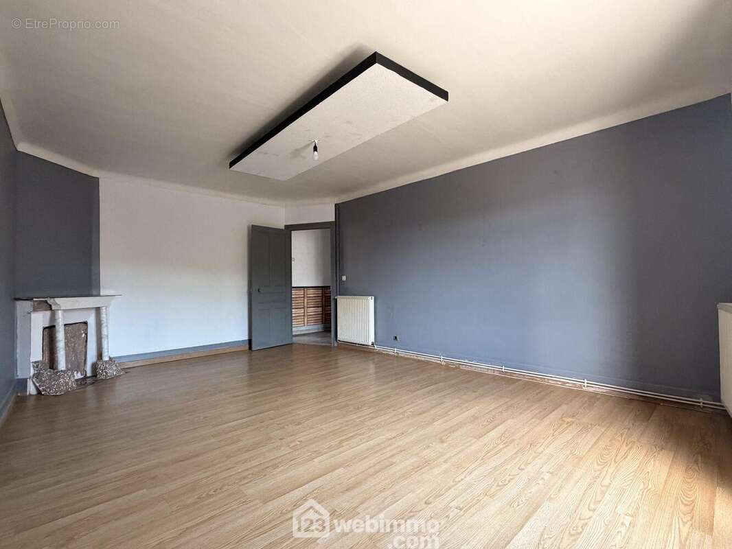 Les sols sont en parquet - Appartement à CREPY