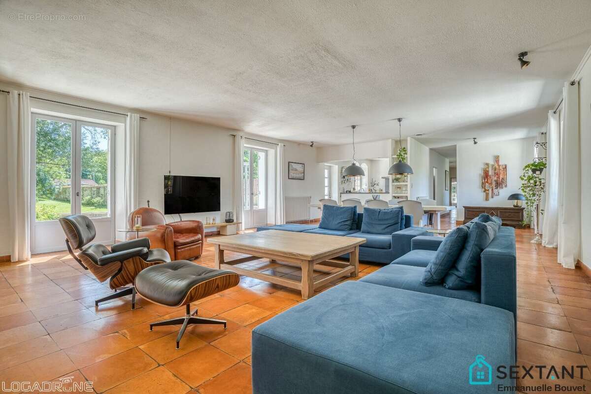 A 15 min de Bergerac, superbe propriété en pierre rénovée sur plus de 3 HA, 4 habitations, grange, superbe espace piscine - photo 20