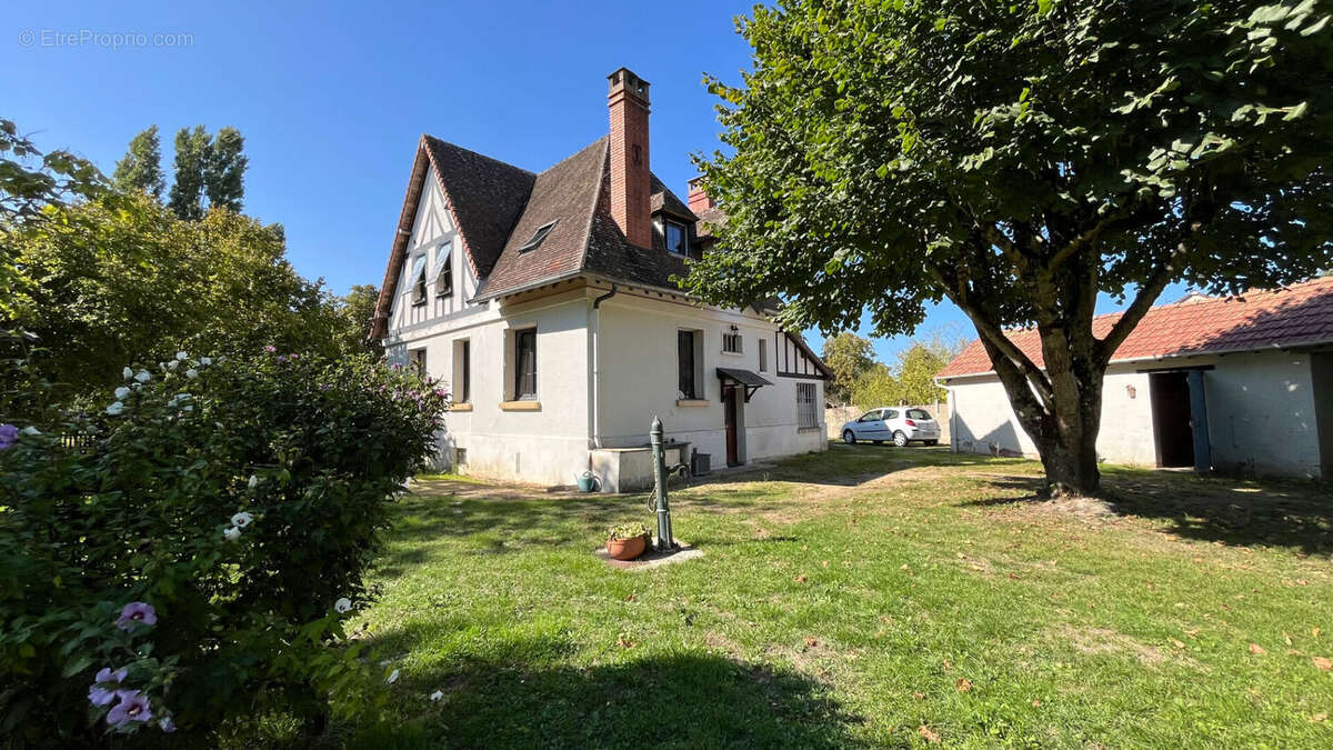 Maison à SAINT-CHRISTOPHE-EN-BAZELLE
