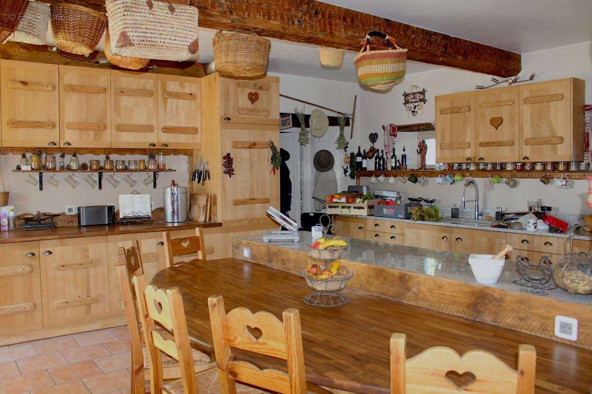 Mas/ferme rénové avec 6 chambres et 23 hectares de terrain - photo 9