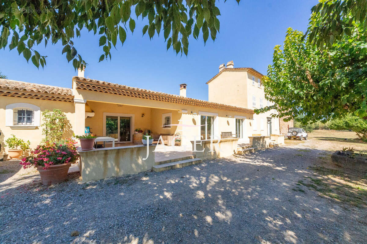 Maison 400 m² à Grimaud  - photo 3
