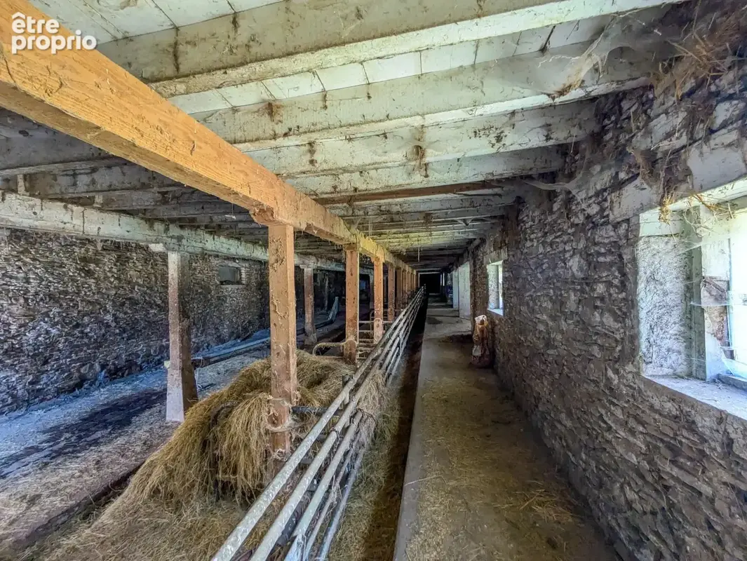 Un joyau rural — ferme, appartement, granges et 1,6 hectare. - photo 14