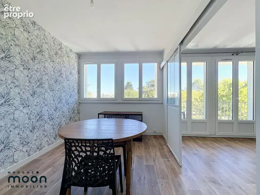 Oullins - Glacière T3/4 lumineux rénové 68m² + parking + cave 225 000€ - photo 5