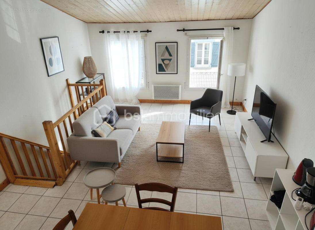 Ensemble immobilier de 108 m2 divisée en 2 logements de 54m2 chacun) avec grand garage 78m2 , un balcon et une cours extérieure - photo 2