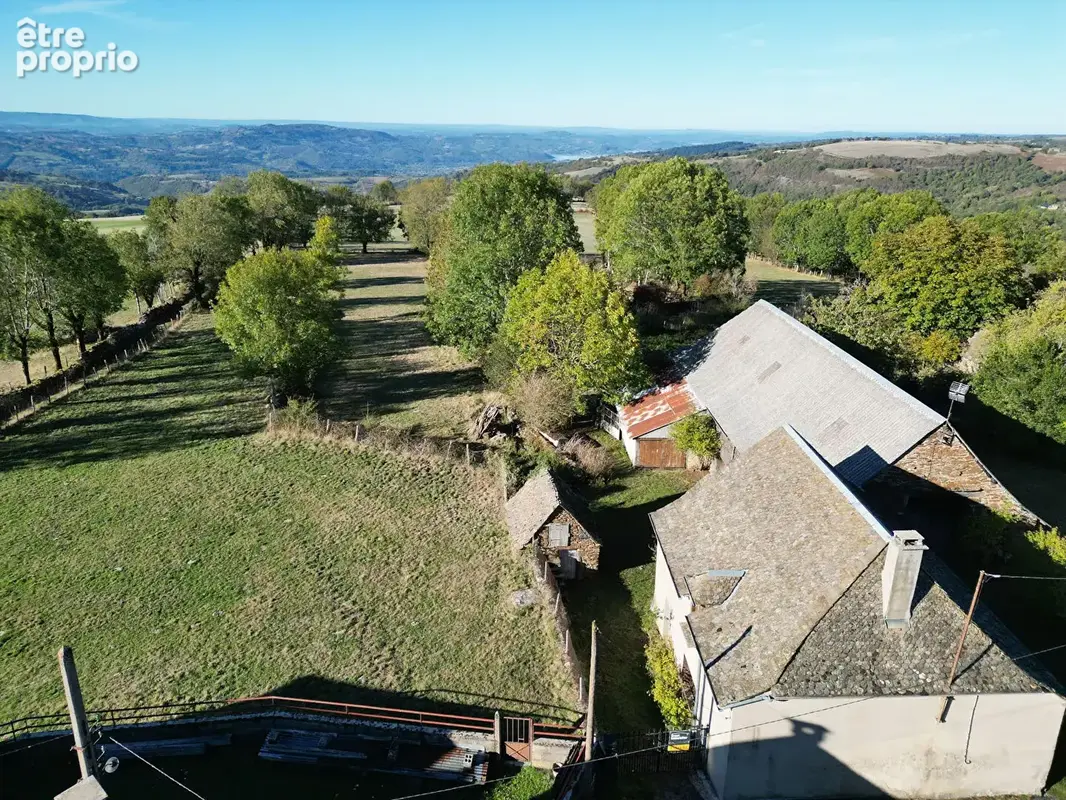 Ensemble immobilier, maison, grange sur une parcelle de 1300 m², AUBRAC - photo 2
