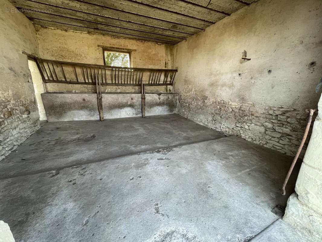 Maison en pierre à rénover entièrement - photo 8