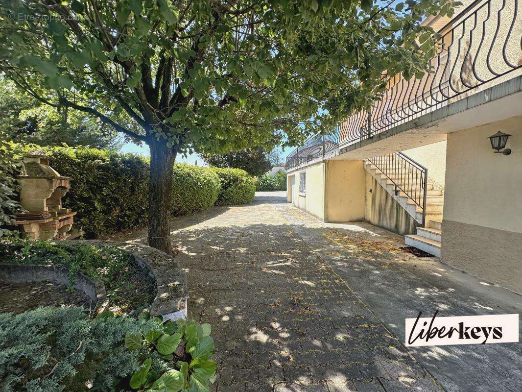 Maison familiale de 8 pièces – 186 m² – Terrain de 1 274 m² – Charly - photo 3