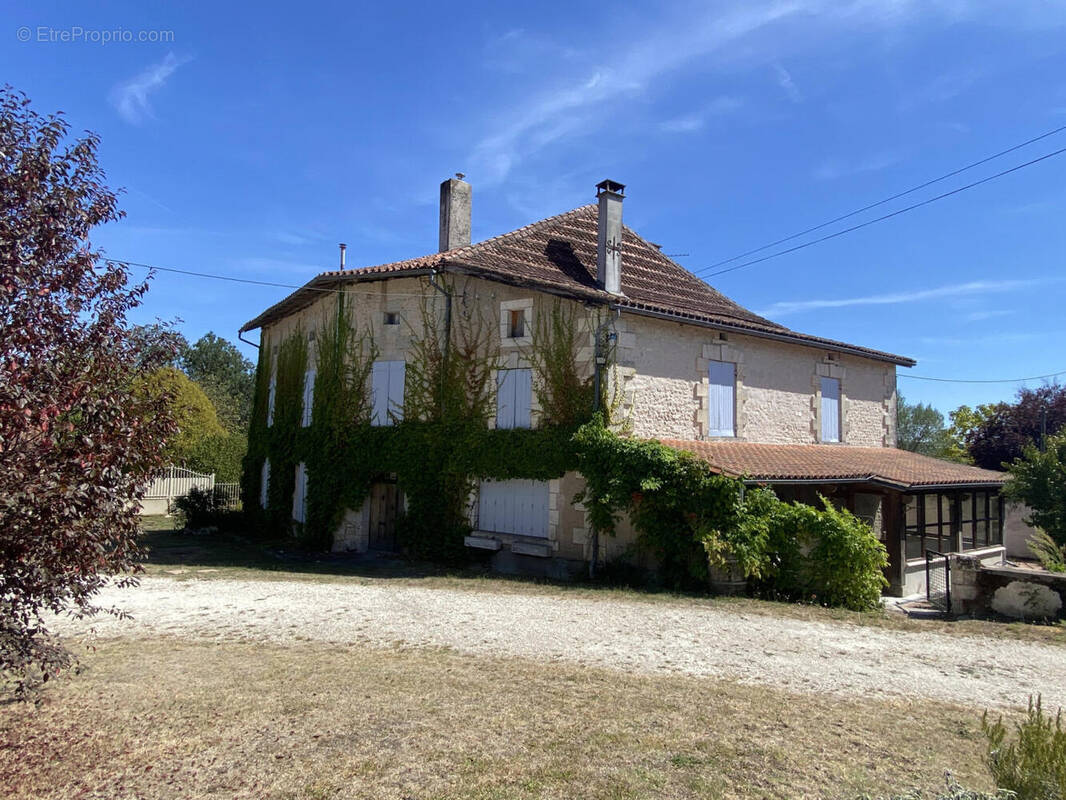 facade corner - Maison à AUBETERRE-SUR-DRONNE