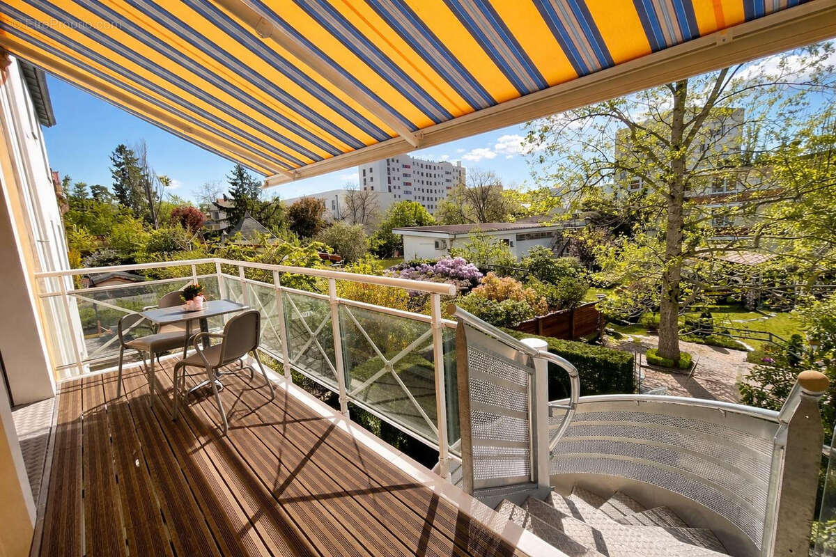 Clermont-Ferrand / Maison de caractère rénovée avec jardin et accès indépendant / 11 pièces 245 m² - photo 4
