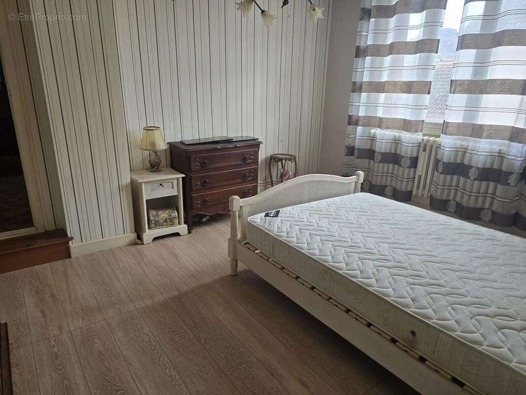 Maison à LE BREUIL-SUR-COUZE