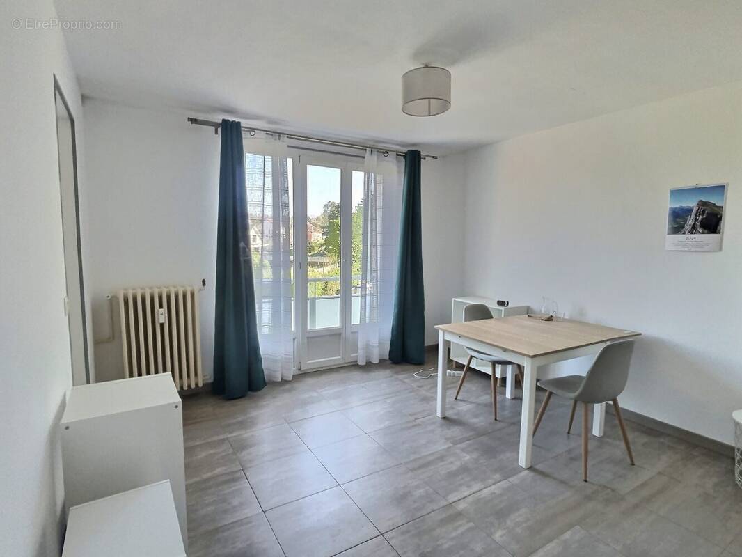 Appartement à SAINT-THIBAULT-DES-VIGNES