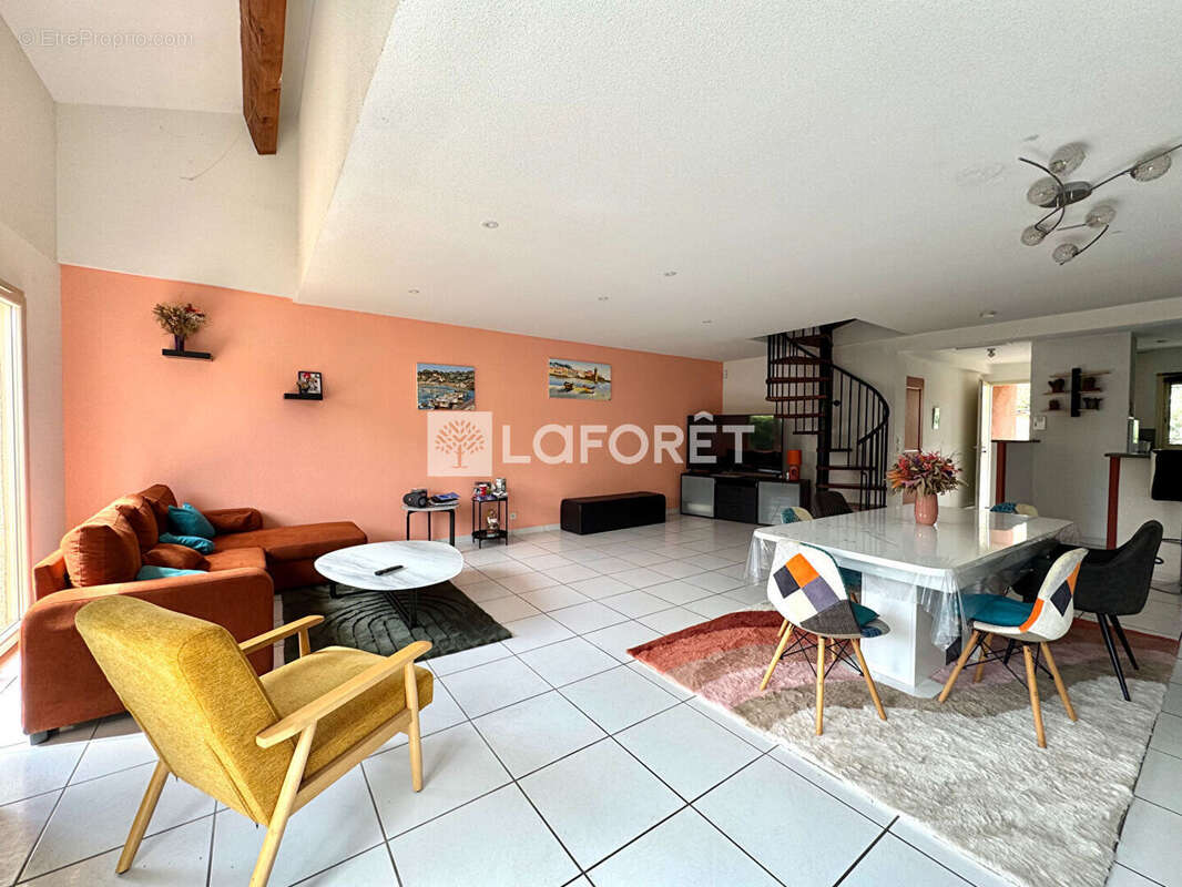 Maison 3 faces, 133m2 sur terrain piscinable 847m2. 299 000 - photo 4