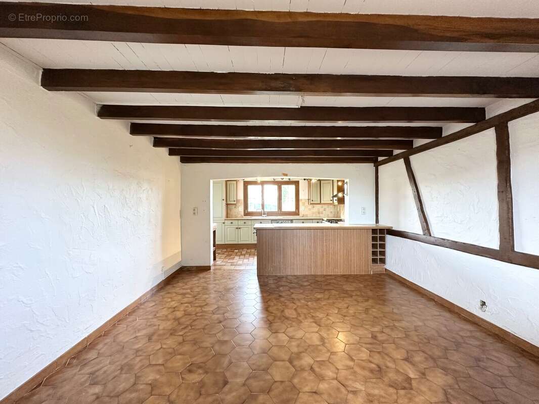 Cuisine 31 m² - Maison à SAINT-JEAN-SUR-REYSSOUZE