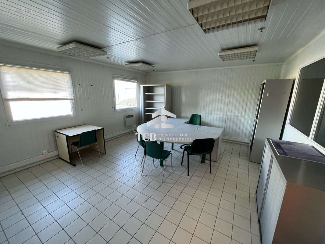 Commerce à SAINT-JULIEN-DE-CONCELLES