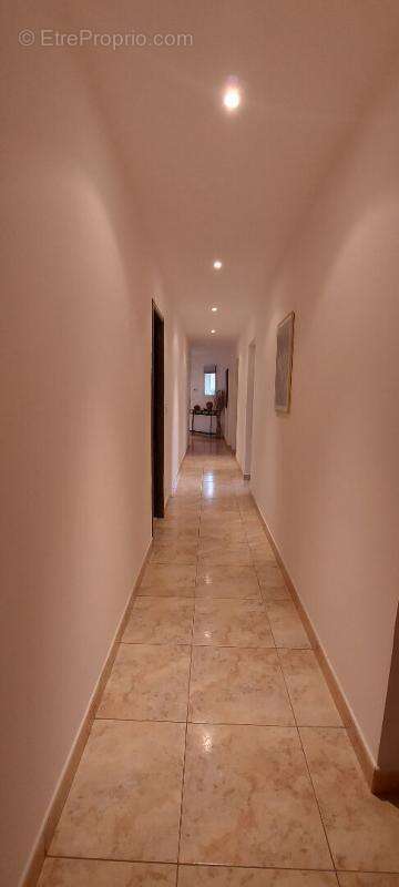 GARD. 30. GENERAC. Belle maison de 184 m2 de plain-pied sur terrain arboré de 1264 m² avec piscine - photo 9