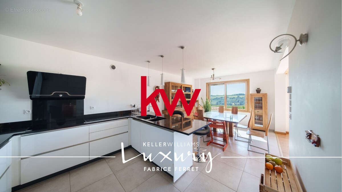 Maison 348 m² à Charroux  - photo 6