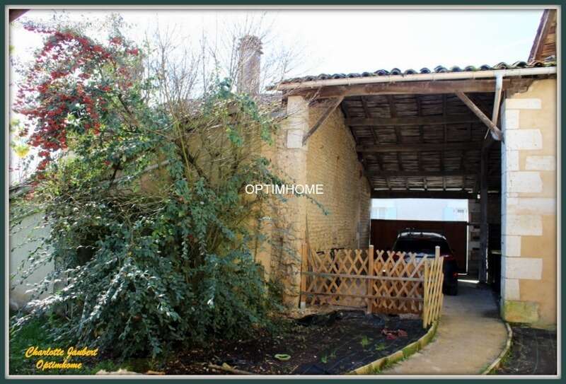 Maison à MONTMOREAU-SAINT-CYBARD