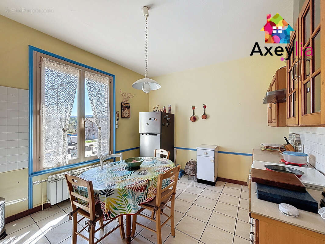 A vendre - renaison centre - maison de bourg, terrain, dependances et maisonette supplementaire - photo 3