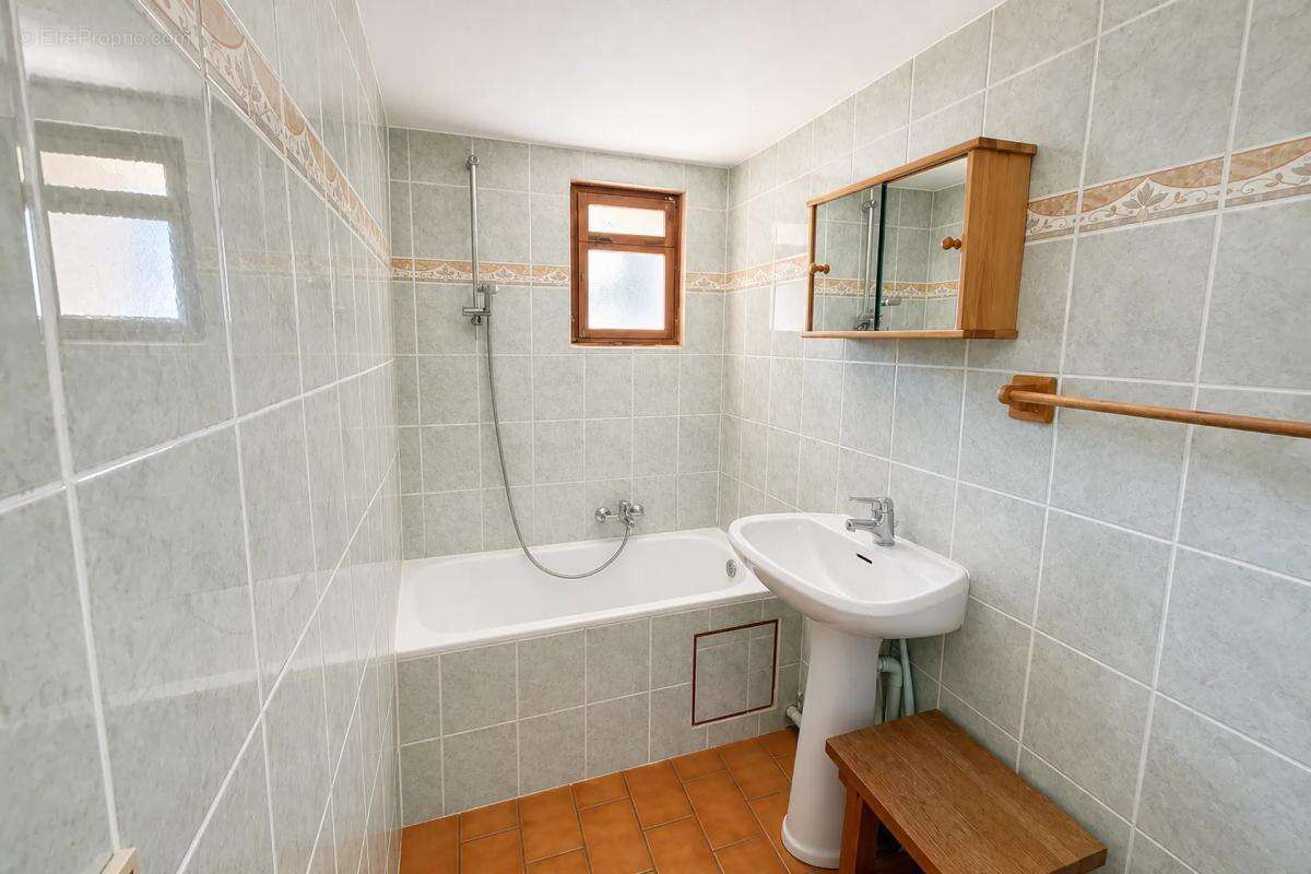 Grange et Maison Louée 300m², Fort Potentiel - photo 9
