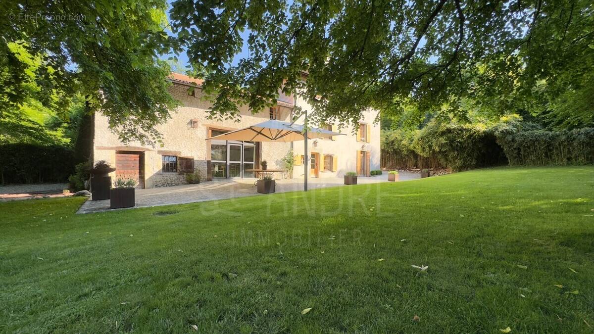 Maison à CHARNECLES