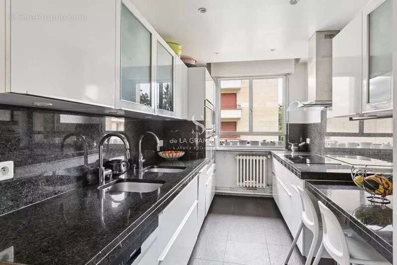 Appartement à NEUILLY-SUR-SEINE