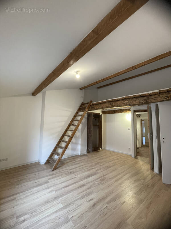 Appartement à COTIGNAC