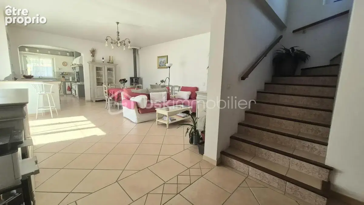 PIERREFEU - Villa de 128 m² - Parcelle 1000 m² - 4 chambres - Garage - Piscine - photo 6