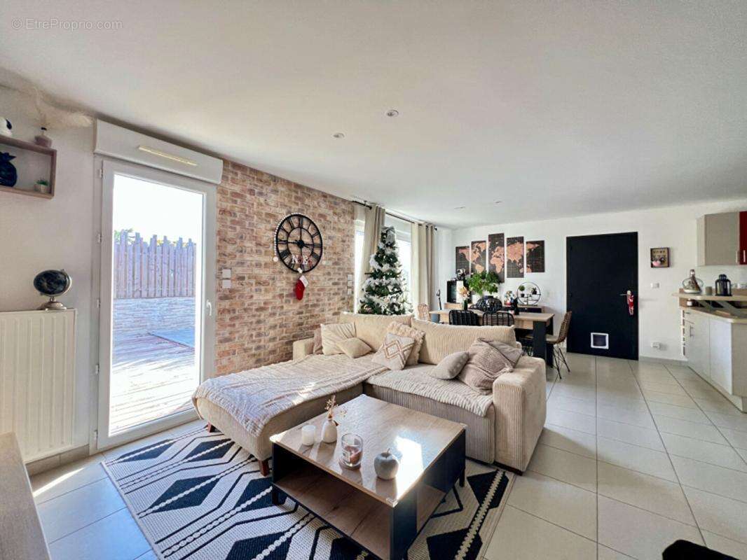 Maison à SAINT-MACAIRE-EN-MAUGES