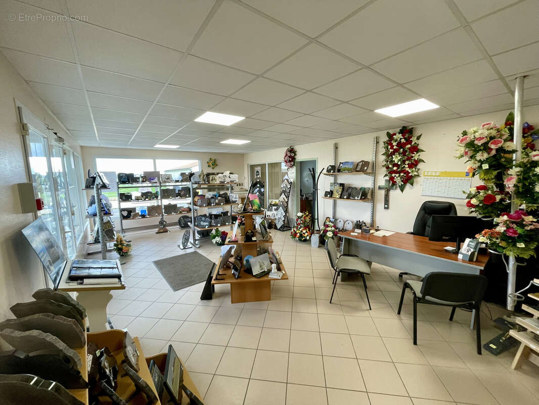 Local commercial loué avec activité pompes funèbres - photo 2