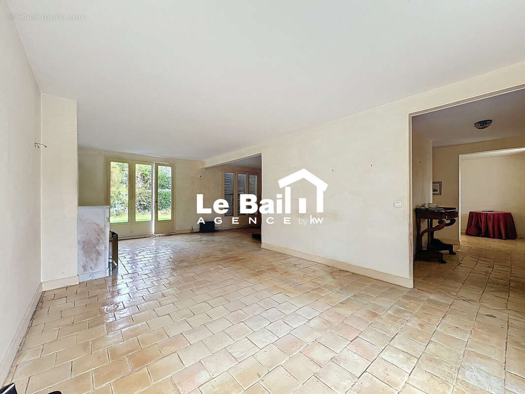 Maison 210 m² à Voisins-Le-Bretonneux  - photo 4