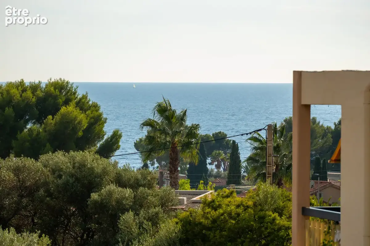 Proche calanques et commerces, exceptionnel T3/4 en duplex avec vue mer et 2 parkings - photo 2