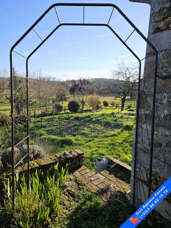 Maison à LA CELLE-SAINT-CYR
