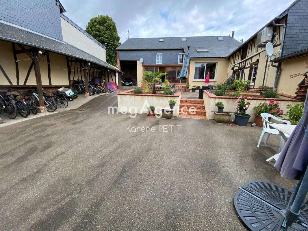 Deux maisons, piscine intérieure, fort potentiel ! - photo 20
