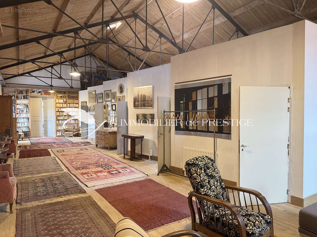 Maison à ENTRAIGUES-SUR-LA-SORGUE