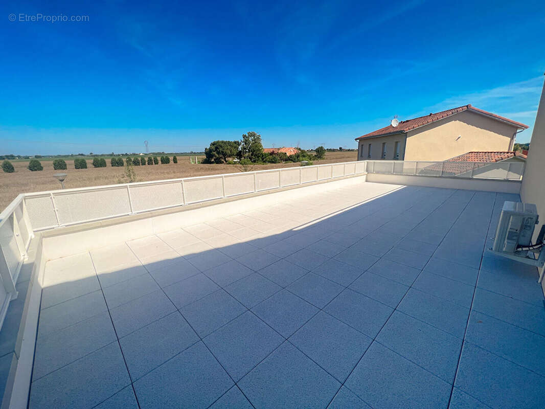 Appartement à PINS-JUSTARET