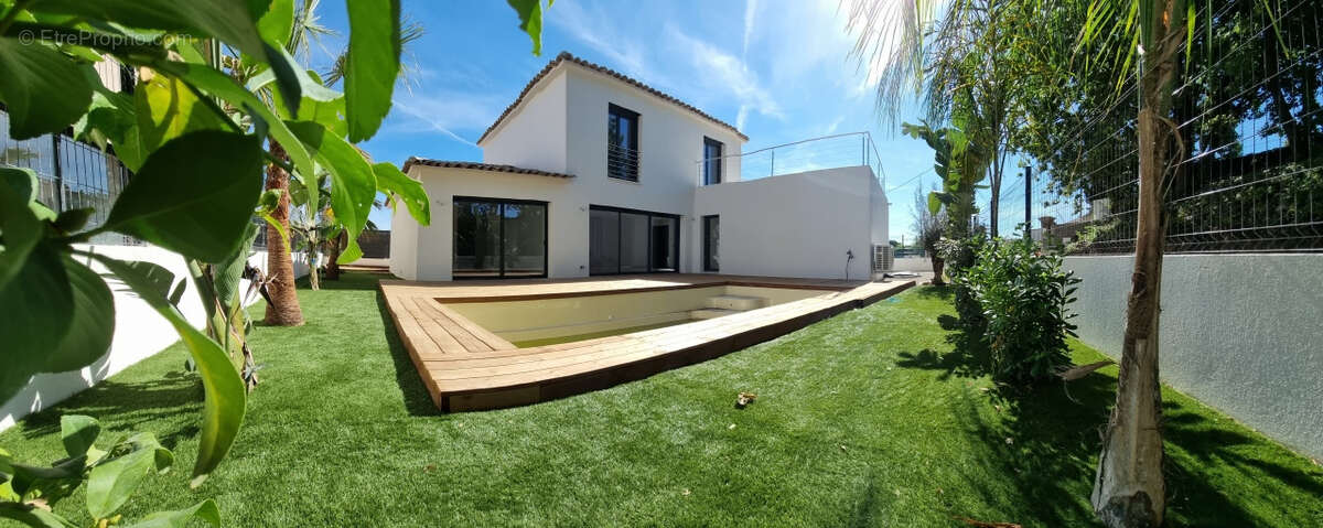 Maison à ROQUEBRUNE-SUR-ARGENS