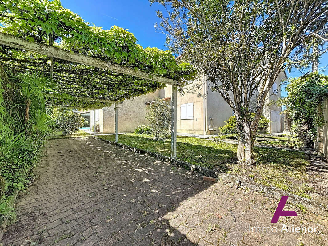 Maison 220 m² à Merignac  - photo 2
