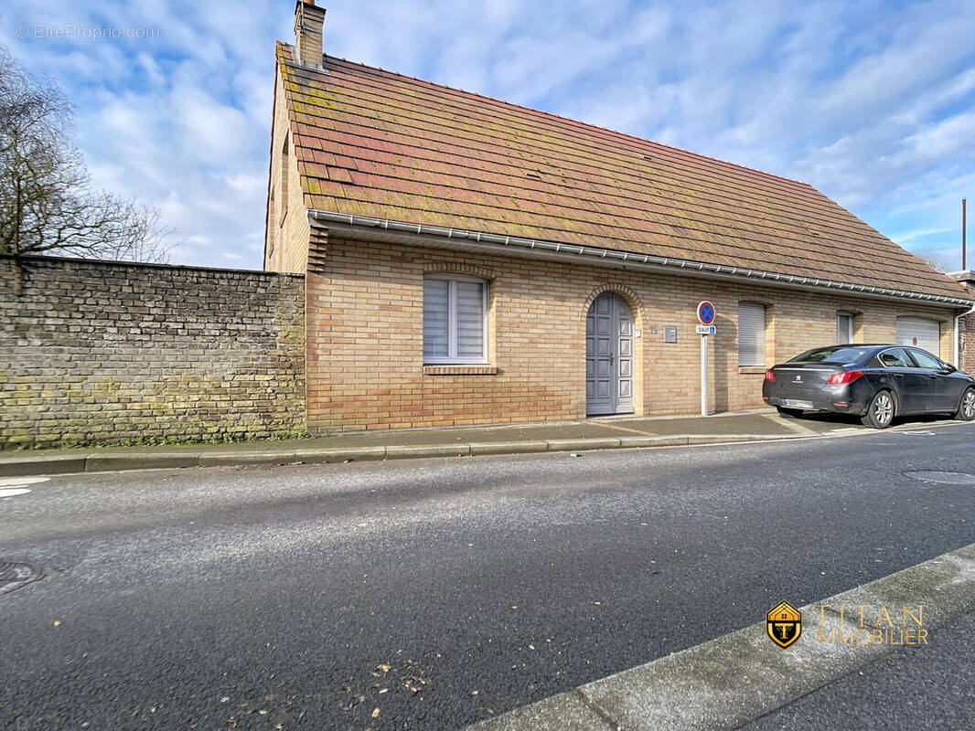 EN EXCLUSIVITÉ  Pavillon semi plain-pied, 4 chambres, jardin et garage en plein centre-ville Bourbourg (59630) TITAN-IMMOBILIER - Maison à BOURBOURG