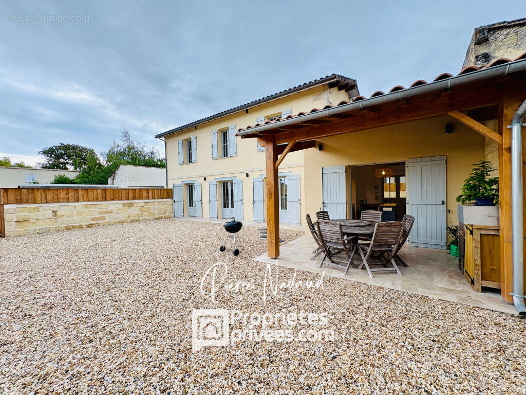 Maison à SAINT-MEDARD-DE-GUIZIERES