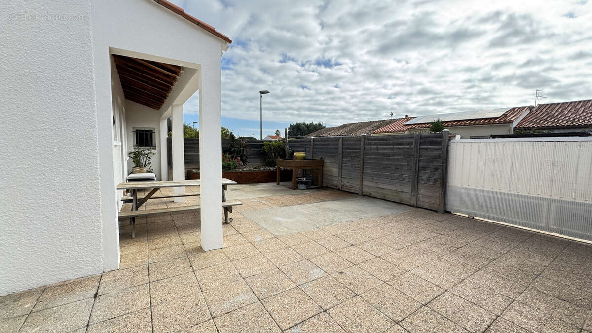 Maison à SAINT-LAURENT-DE-LA-SALANQUE