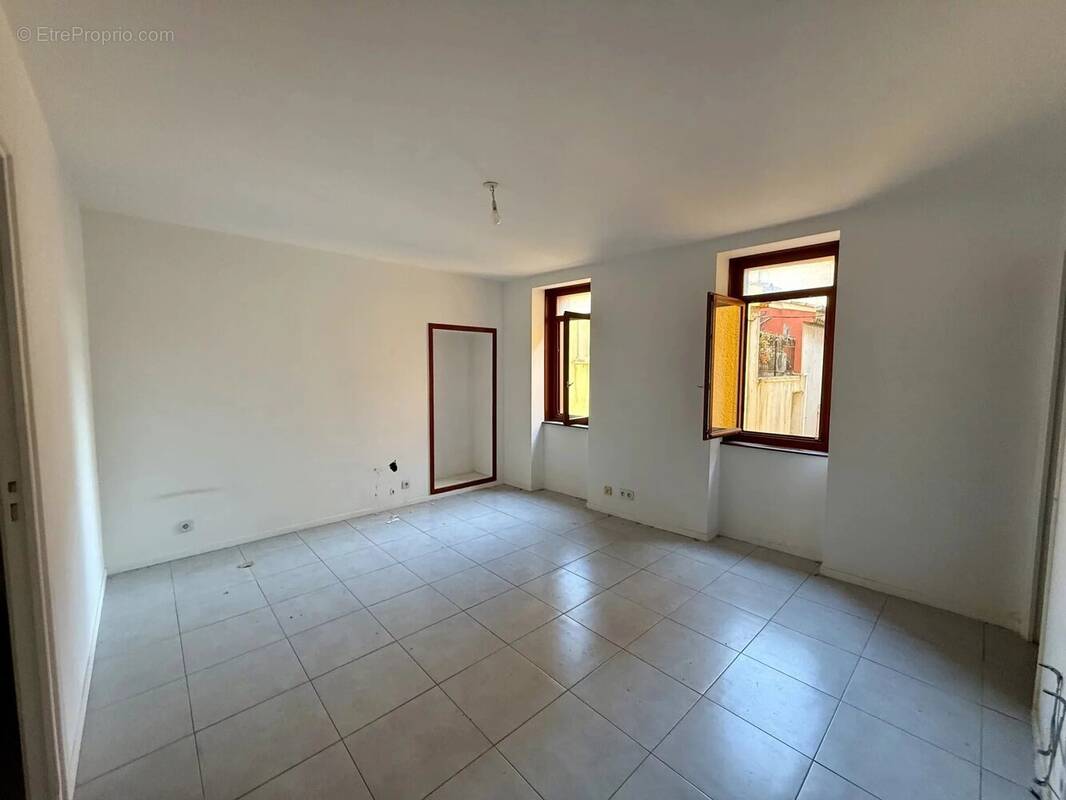 Appartement à SAINT-LAURENT-DU-VAR