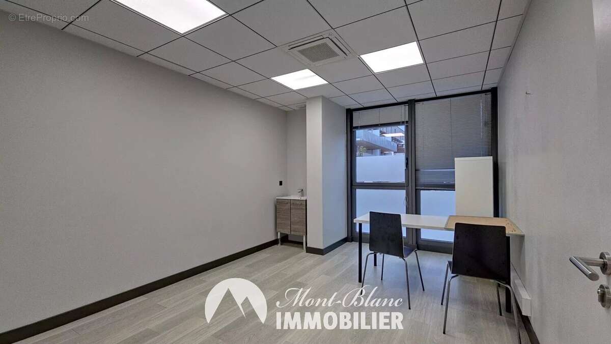 Espace commercial moderne à Sallanches - photo 16