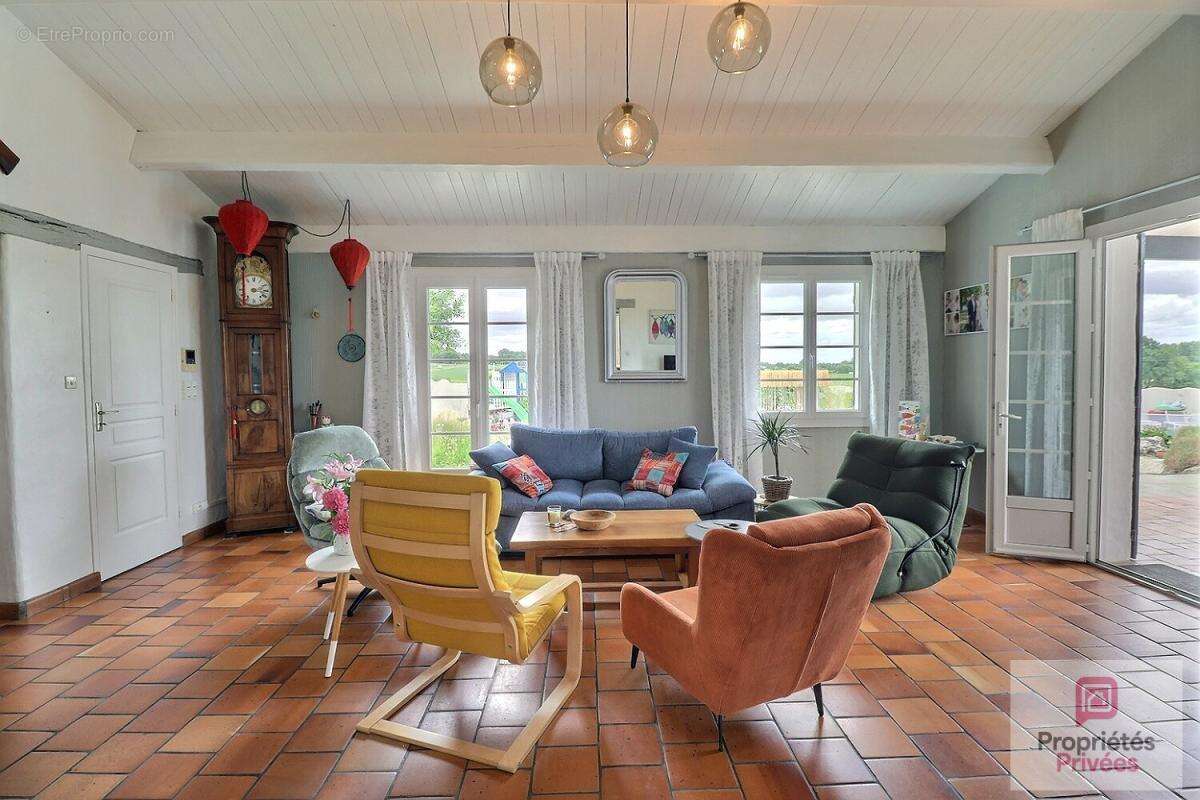 Maison familiale 4 chambres - 152 m² - Maison d'hôtes de 20 m2 - Piscine - Jardin paysager - Panneaux photovoltaiques - Belle pa - photo 11