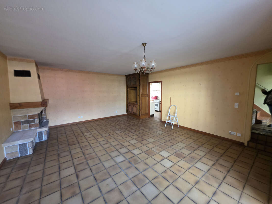 Maison à SAINT-GENES-CHAMPANELLE