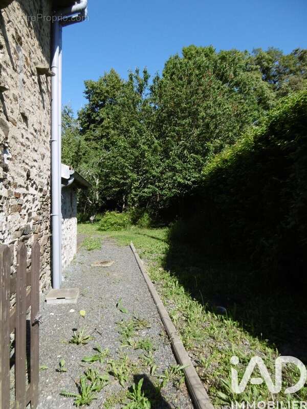 Photo 2 - Maison à BUSSIERE-POITEVINE