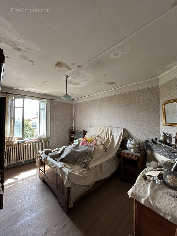 Maison entièrement à rénover avec jardin . - photo 12