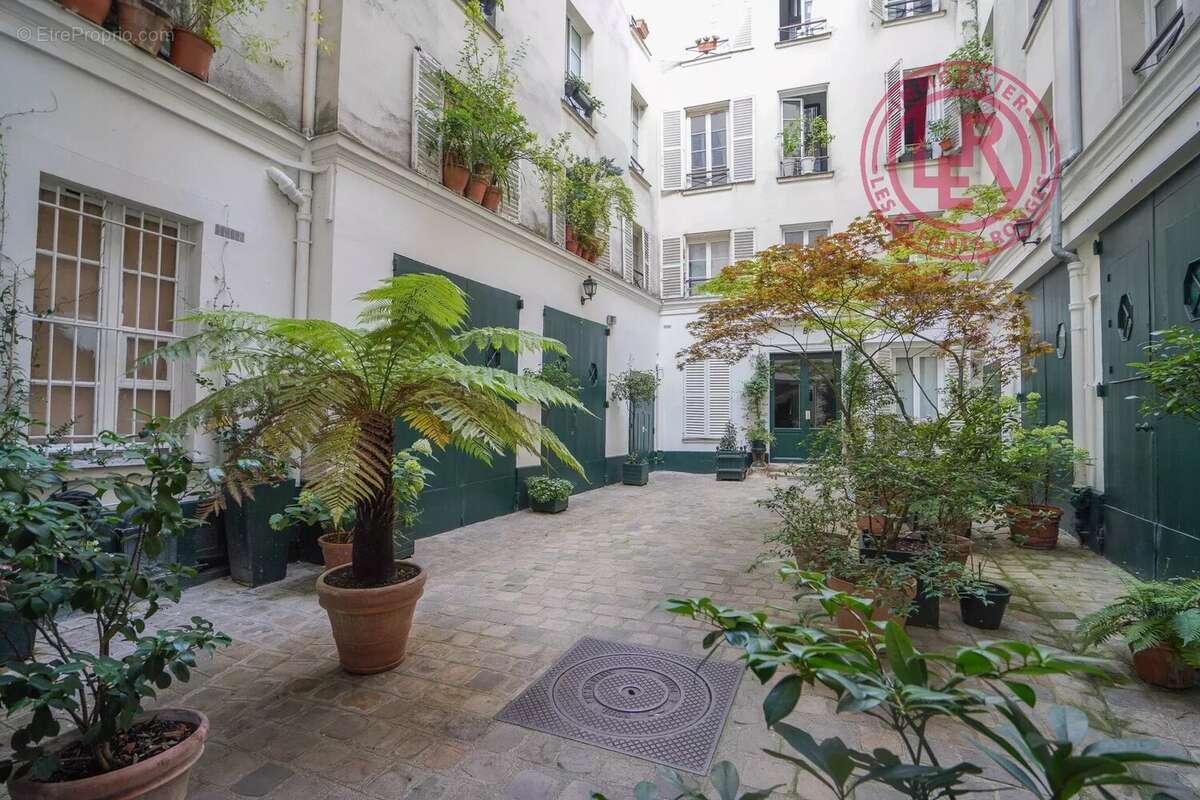 Paris 6ème - Saint-Germain-des-Prés - Rue du Dragon - 2 pièces sur cour par ascenseur - photo 9